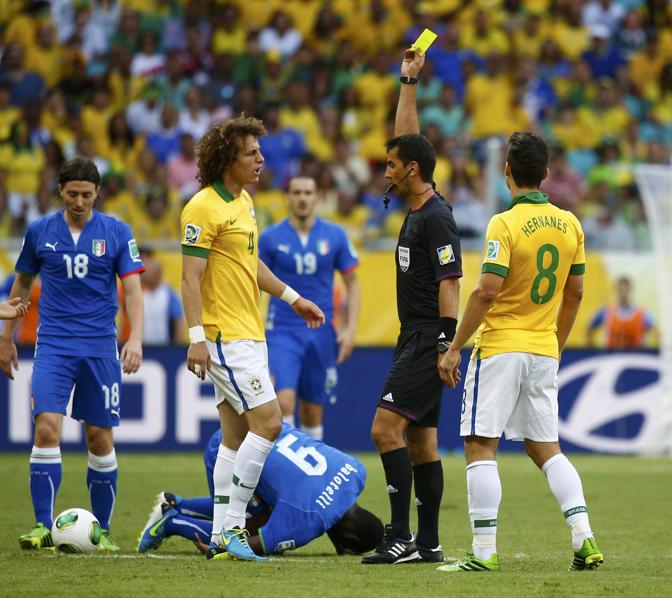 L'ammonizione di David Luiz. Reuters